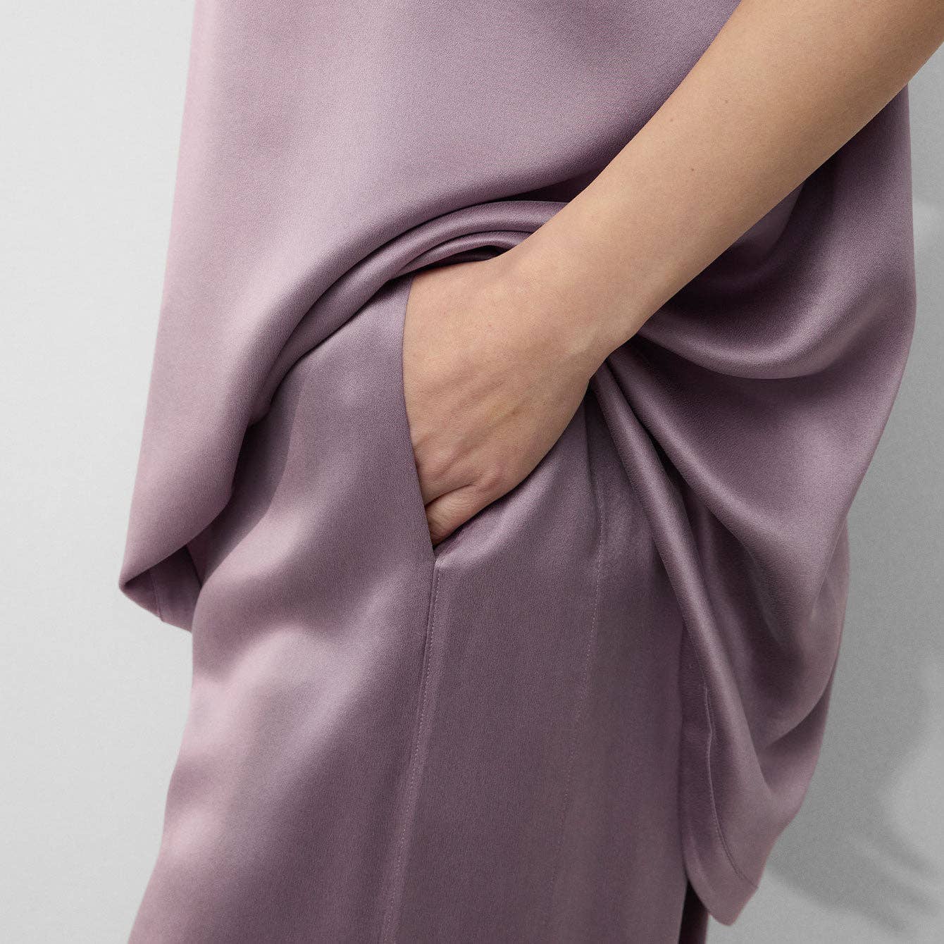 Lunya Washable Silk Tee Pant Set in Frosted Crocus - Image 4